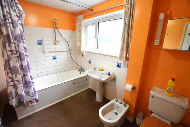 18 Old Road North - bathroom (brochure).JPG