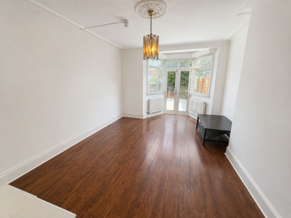 High Rd E18
