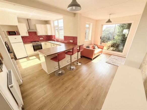 OPEN PLAN L-SHAPED DINING KITCHEN