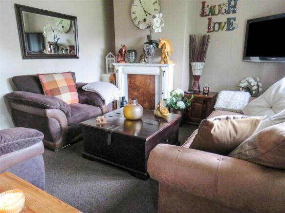 LOUNGE 2.JPG