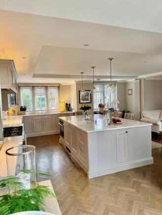 Park cres kitchen-family room pic 2.jpg