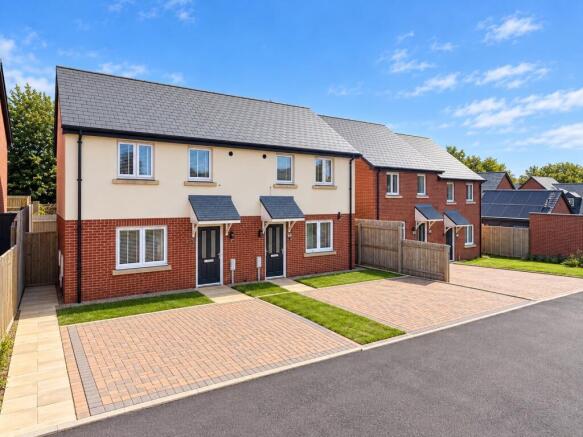 NO CHAIN, MODERN Two Double-Bedroom EXECUTIVE HOM