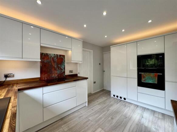 4 bed Detached for sale Image 10