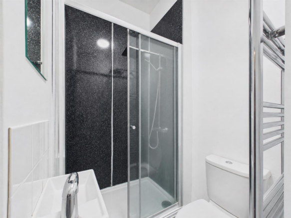 4 bed House to rent Image 12