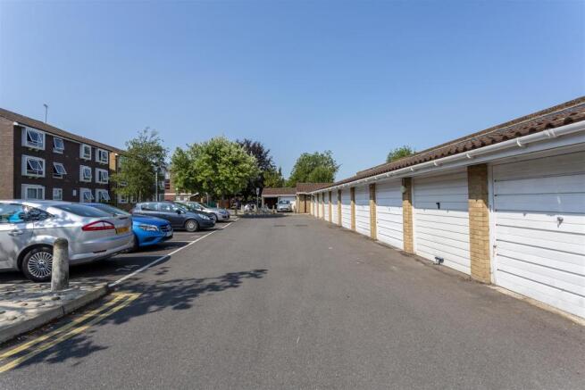 flat-Frobisher-Court-station-approach-cheam-111.jp