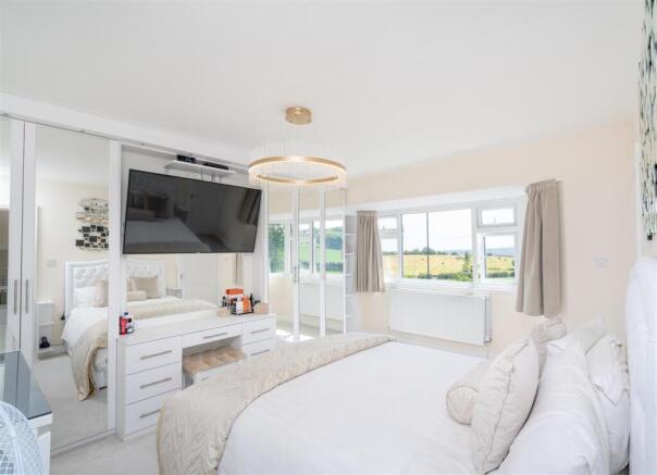 6 bed Semi-Detached for sale Image 8