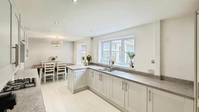 4 bed Detached for sale Image 4