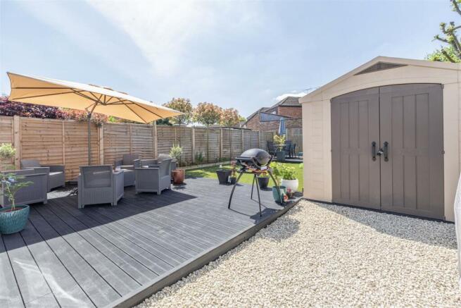 10 Pretoria Road, Chertsey, KT16 9LN - 8.jpg