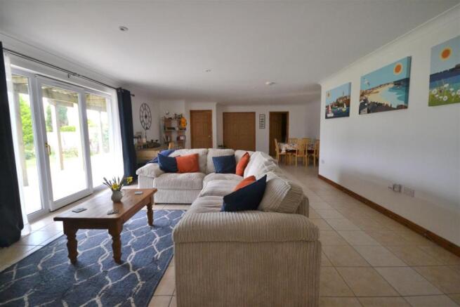 LOUNGE / RECEPTION ROOM