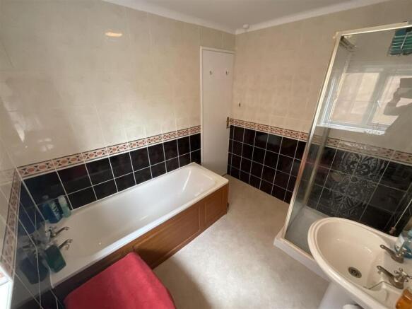 2 bed Apartment for sale Image 11