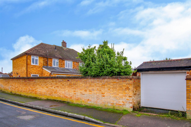 2 Fyfield Close 2.png