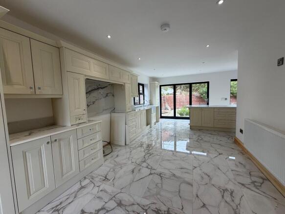 5 bed Detached to rent Image 6
