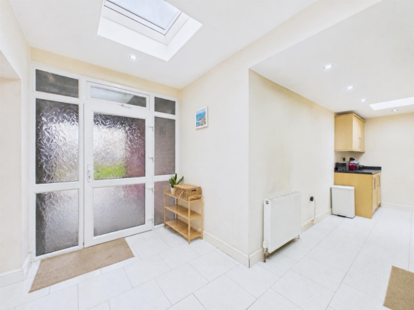 5 bed Semi-Detached for sale Image 7