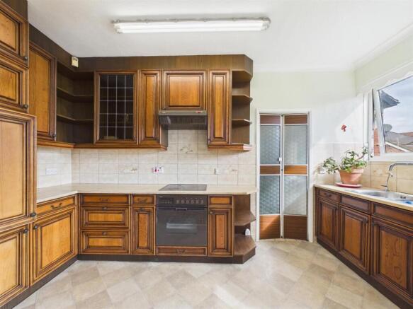2 bed Flat for sale Image 5