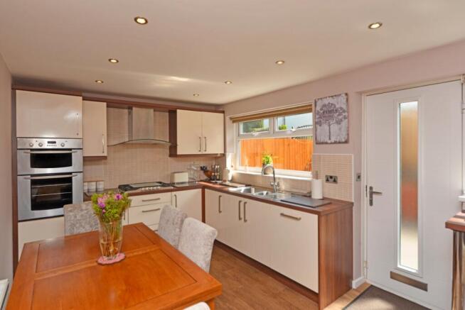 4 bed Semi-Detached for sale Image 9
