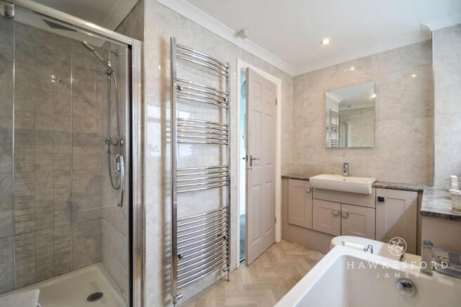 Fairleas, Sittingbourne - Family Bathroom