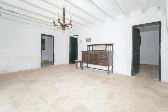 TRADITIONAL MALLORCAN HOUSE FOR SALE ON A PLOT OF 7700M2 WITH GREAT POTENTIAL 