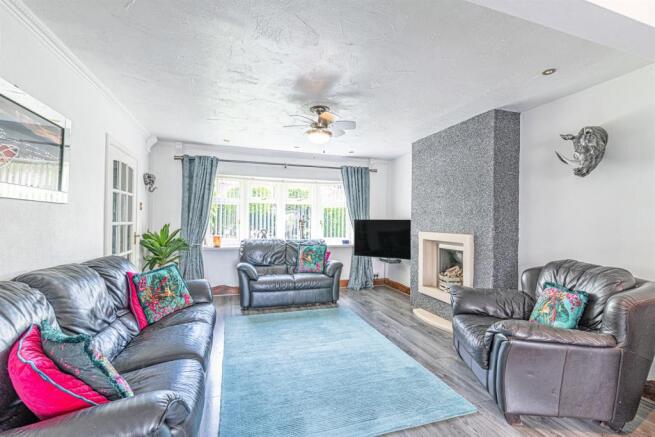 Lounge/Dining Room
