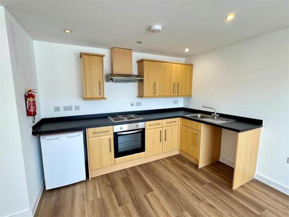 Flat 2, 16 Edgcumbe Gardens Kitchen