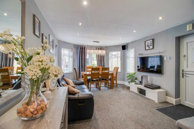 SITTING/DINING ROOM