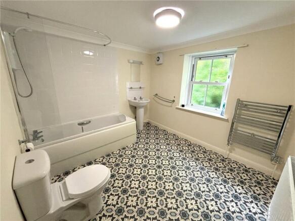 4 bed Semi-Detached to rent Image 7