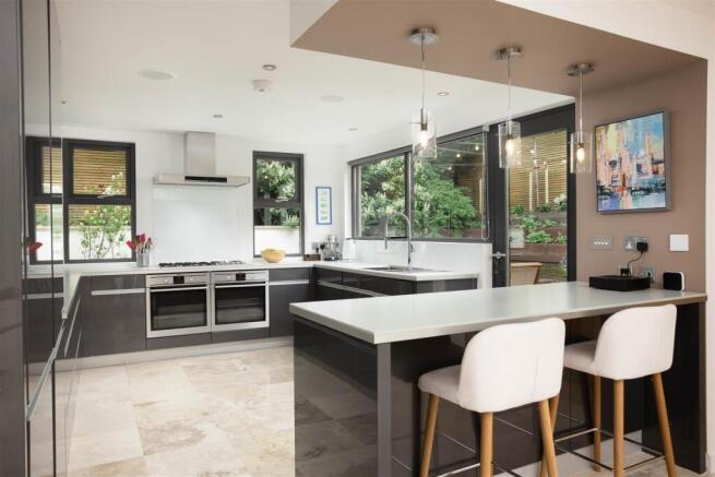 5 bed Detached for sale Image 6
