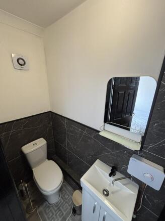 Room 1 - En Suite (b)