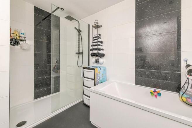 3 bed Ground Flat for sale Image 11