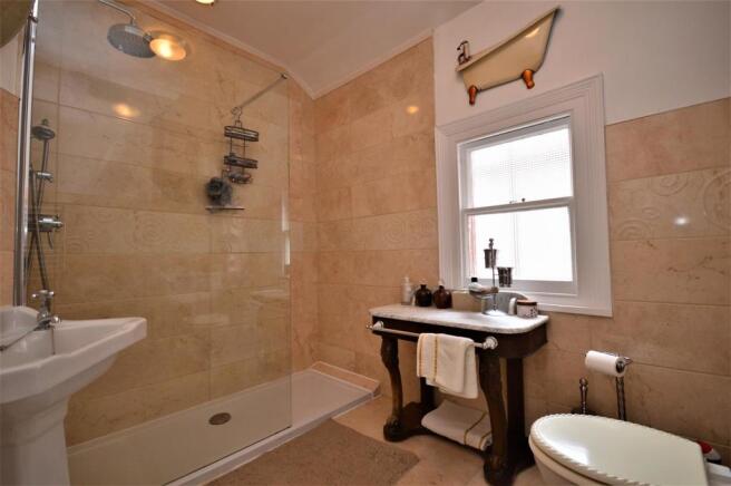 10 Bathroom Kings Acre.JPG