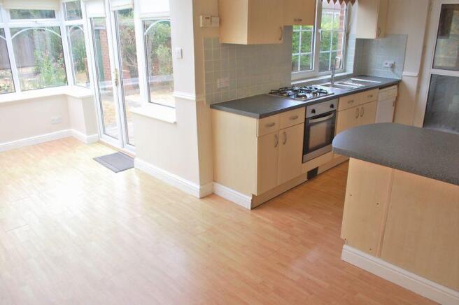 KITCHEN/DINING ROOM