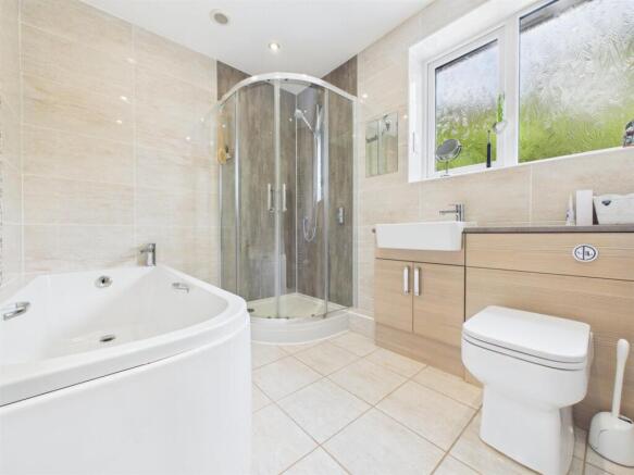 4 bed Detached for sale Image 10