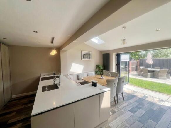 4 bed Semi-Detached for sale Image 11