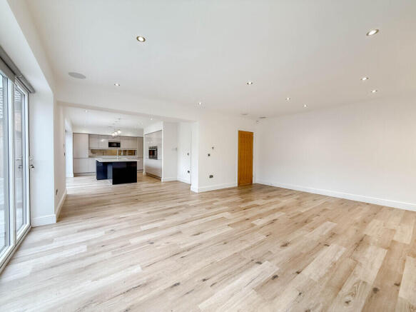 5 bed Detached for sale Image 8