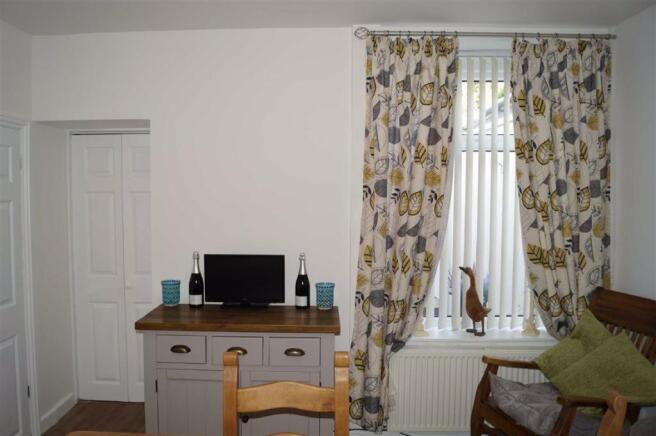 DINING ROOM(REAR)