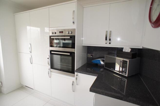 LUXURY FITTED KITCHE