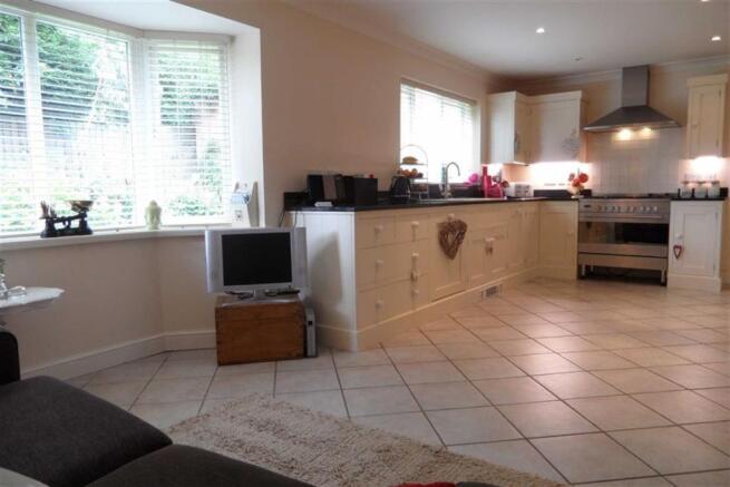 LIVING/DINING KITCHE