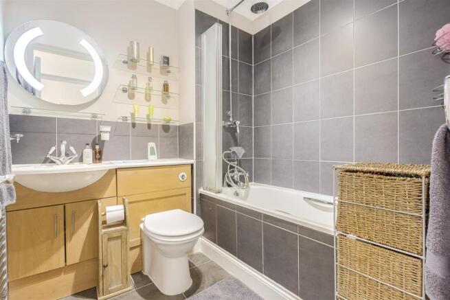 flat-Frobisher-Court-station-approach-cheam-102.jp
