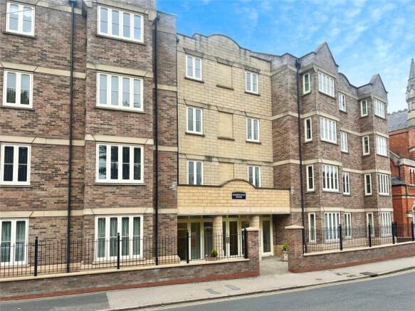 2-bed flat on Broad Street, Spalding, Lincolnshire, £135,000