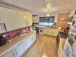 16, Manor Crescent, Newport PO30 2BL