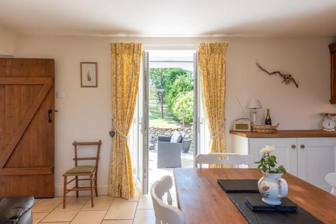 KITCHEN/BREAKFAST