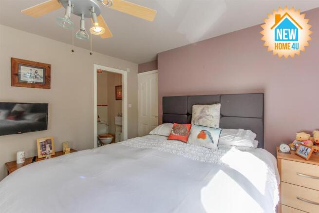 MAIN BEDROOM: