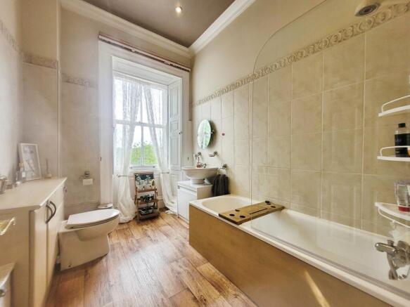 3 bed Flat for sale Image 7