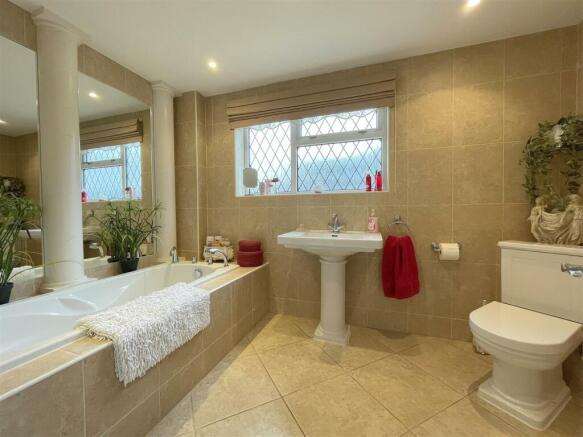 10. Bathroom downstairs b.jpg