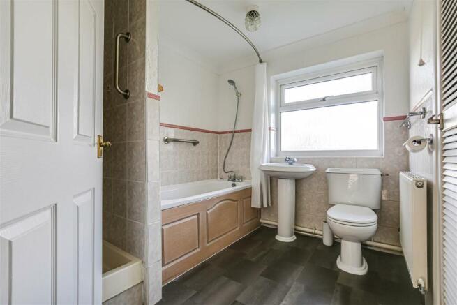 20 Bathroom.jpg