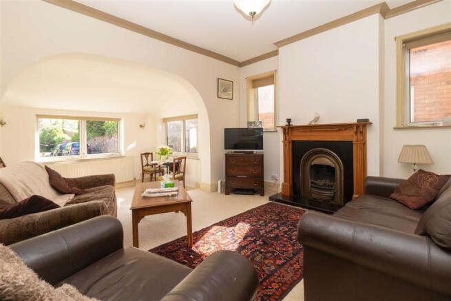 REAR LOUNGE