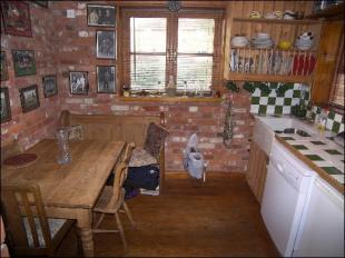 KITCHEN/DINING AREA
