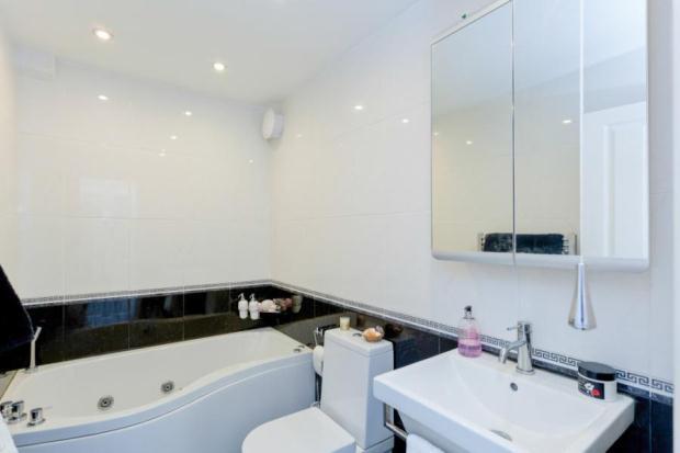 Main House - Bathroo