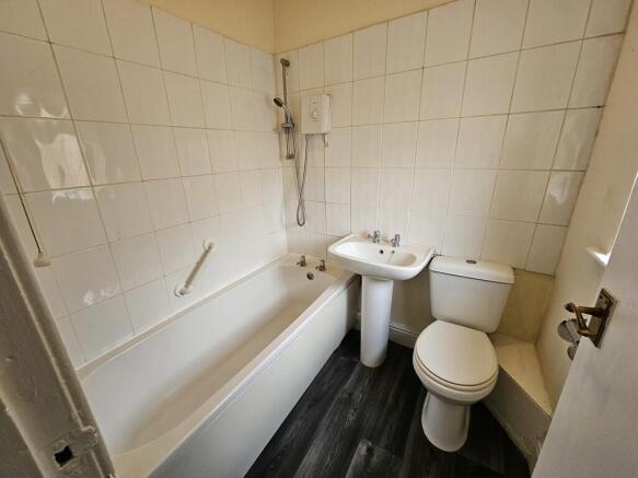 2 bed Terraced to rent Image 5