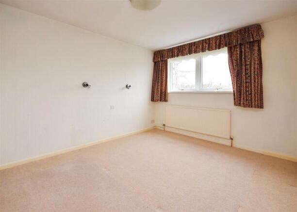 10 Ashley Gardens - Bedroom 1.jpg