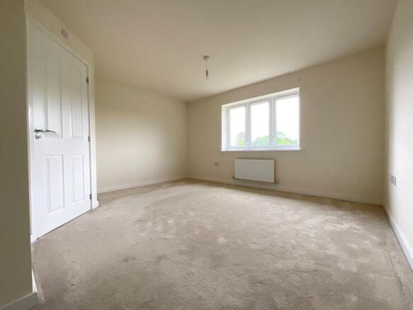 4 bed Detached to rent Image 8